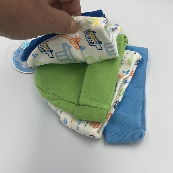 Carter’s long sleeve Onesies Bodysuit 6M & 5 Gerber hats set - Picture 3 of 6